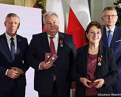 Minister Piotr Cwik, Prof. Rudolf A. Haunschmied, Mrs. Martha Gammer, and Prof. Dr. hab. Krzysztof Ruchniewicz after the ceremony at Belweder Palace in Warsaw.